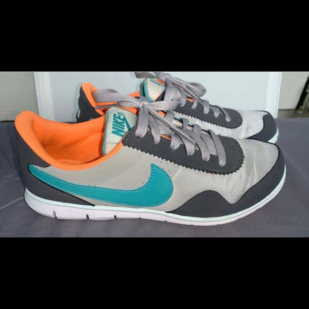 Nike Tennis Shoes sz 6